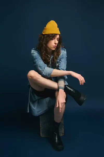A handsome young man poses elegantly in trendy attire, exuding confidence and flair. — Stock Photo