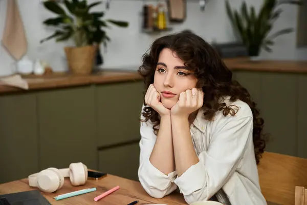 Eine nachdenkliche junge Frau genießt ihren ruhigen Raum, während sie sich zu Hause in Kontemplation verliert. — Stockfoto