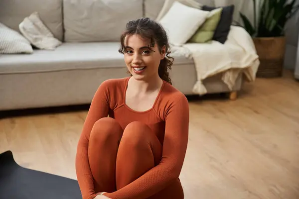 Bright and cheerful atmosphere as a beautiful young woman relaxes on the floor at home. — Stock Photo