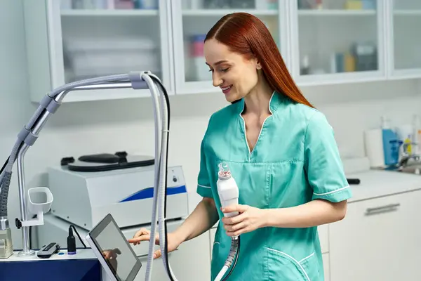 Um profissional qualificado está envolvido em um procedimento de dermatologia, sorrindo e focado. — Fotografia de Stock