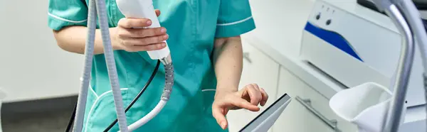 Un jeune professionnel se prépare à un traitement dermatologique pour améliorer la santé et l'apparence de la peau. — Photo de stock