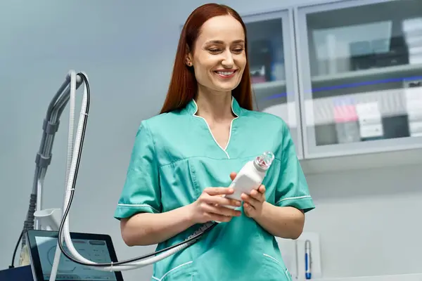 Un giovane e bellissimo dermatologo sorride mentre si prepara per una procedura di trattamento della pelle. — Foto stock