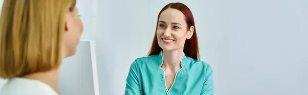 Консультация в светлой комнате, где дерматолог обсуждает лечение с клиентом. — стоковое фото