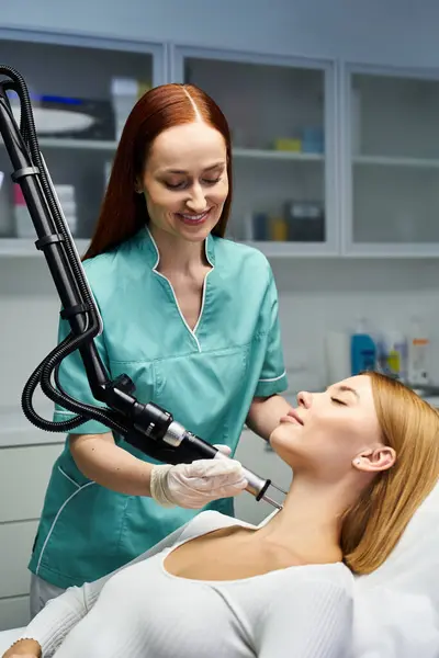 Um dermatologista qualificado realiza um procedimento de rejuvenescimento da pele em um paciente em uma clínica brilhante. — Fotografia de Stock