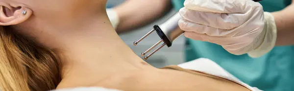 Uma jovem recebe um tratamento dermatológico especializado para rejuvenescer a pele. — Fotografia de Stock