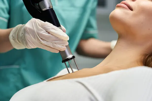 Um técnico qualificado realiza um procedimento rejuvenescedor em uma pele de pacientes, mostrando a perícia. — Fotografia de Stock