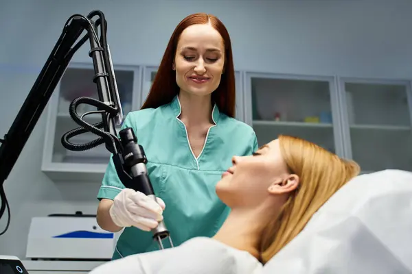Une dermatologue rajeunit une peau de jeune femme, améliorant sa vitalité. — Photo de stock