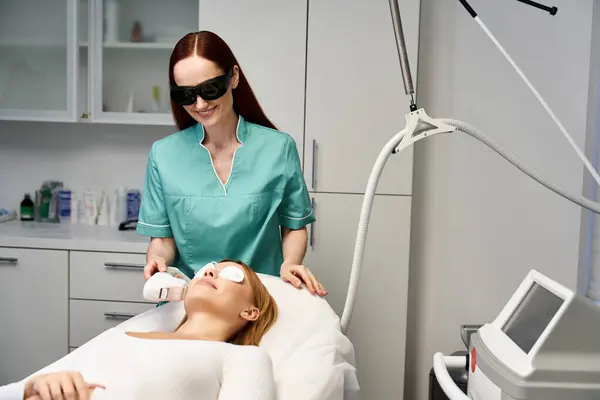 Un professionnel offre un traitement dermatologique apaisant à un jeune client. — Photo de stock