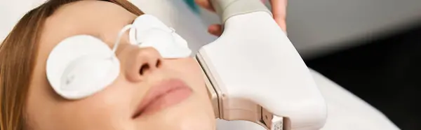 Una giovane, bella donna subisce una procedura dermatologica volta a migliorare la sua vitalità della pelle. — Foto stock