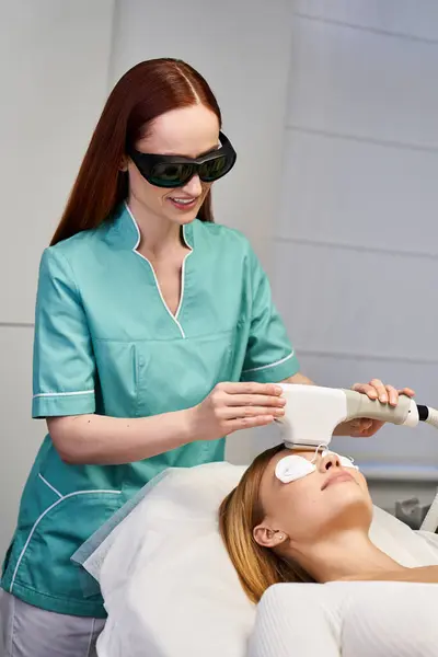 Un professionnel qualifié effectue un traitement dermatologique sur un patient dans une clinique propre et lumineuse. — Photo de stock