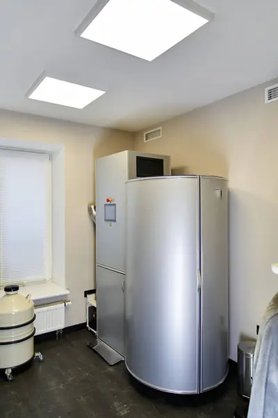 A sleek and well lit dermatology room featuring advanced machines, fostering a calm environment. — Stock Photo