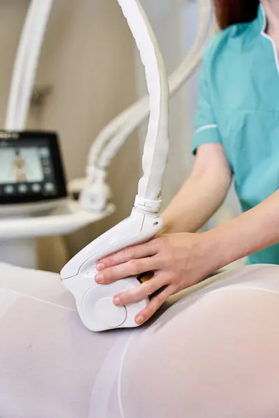 Um profissional fornece tratamento dermatológico em uma perna de pacientes em uma clínica moderna. — Fotografia de Stock