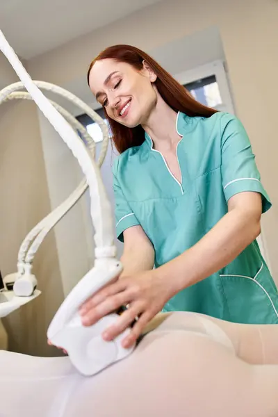 Un dermatologo di talento somministra una procedura di cura della pelle a un giovane cliente in una clinica moderna — Foto stock