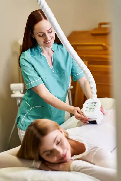 Um profissional qualificado realiza um procedimento de pele em uma jovem mulher em um ambiente de clínica tranquila. — Fotografia de Stock
