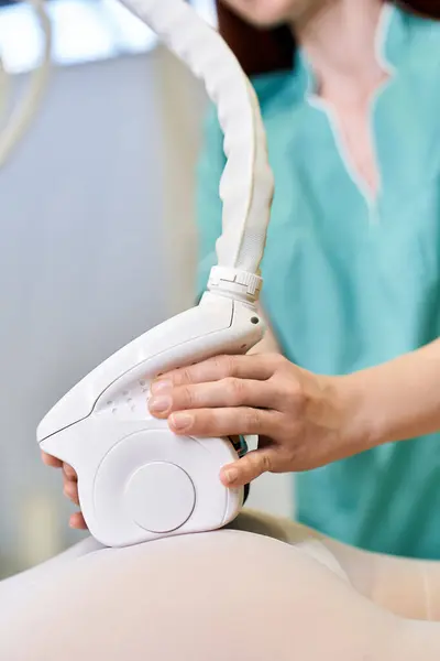 Um dermatologista qualificado realiza um procedimento em um paciente, melhorando a saúde da pele e beleza. — Fotografia de Stock