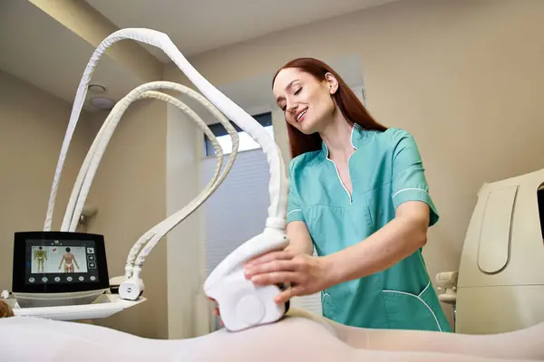Un jeune professionnel effectue une procédure dermatologique sur la peau d'un client, améliorant la beauté. — Photo de stock