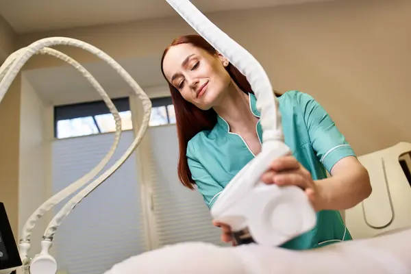 Un professionnel qualifié administre un traitement dermatologique à une belle jeune femme dans une clinique. — Photo de stock