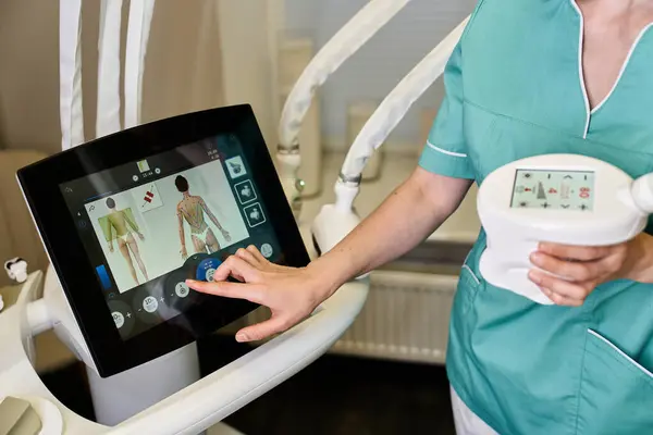 A skilled dermatologist is conducting a skin treatment while interacting with advanced equipment. — Foto stock