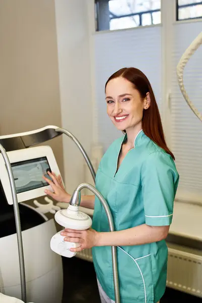 A skilled professional uses innovative equipment to conduct a dermatology procedure on a client. — Stock Photo