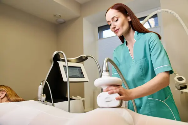 Um profissional qualificado realiza um procedimento dermatológico para rejuvenescimento e cuidados com a pele. — Fotografia de Stock