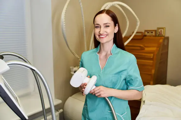Une jeune préparation professionnelle confiante pour une intervention dermatologique dans une clinique lumineuse. — Photo de stock