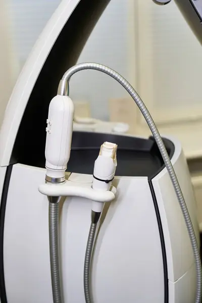 Strumenti dermatologici progettati per il trattamento della pelle e le procedure cosmetiche in un ambiente clinico moderno. — Foto stock