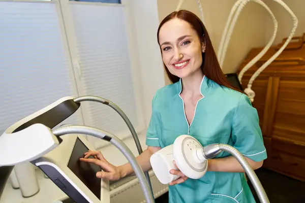 Jeunes sourires professionnels tout en se préparant pour le traitement de la peau dans une clinique lumineuse. — Photo de stock