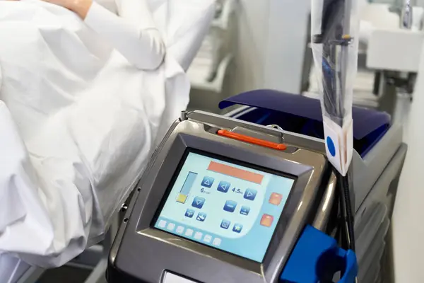 Macchina dermatologica in una moderna clinica, che fonde bellezza e tecnologia. — Foto stock