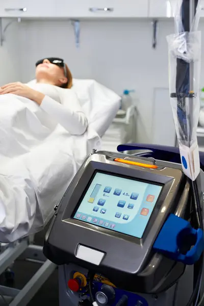 Une jeune femme subissant une procédure d'épilation au laser confortable tout en se relaxant paisiblement. — Photo de stock