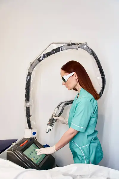 Un technicien qualifié effectue l'épilation au laser sur un client tout en assurant confort et sécurité. — Photo de stock