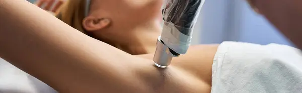 A young woman enjoys a soothing laser hair removal session at a calm clinic. — Photo de stock