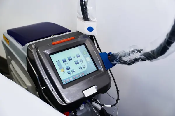 Strumento di depilazione laser in una clinica moderna, che abbraccia la bellezza e la fiducia. — Foto stock