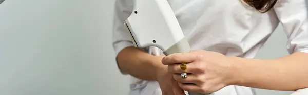 A skilled dermatologist performs a procedure, showcasing modern techniques. — Stock Photo