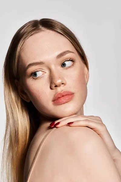 A graceful young woman with flowing hair exudes elegance and style. — Stock Photo