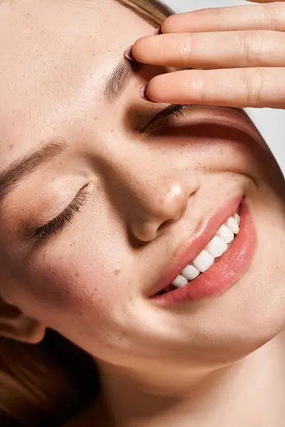 Eine junge Frau strahlt vor Freude und verkörpert frische Frühlingsstimmung und Charme. — Stockfoto