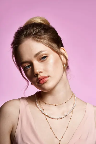 A young woman exudes beauty in a stylish outfit, highlighting her graceful features and jewelry. — Stock Photo