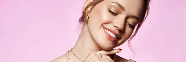 Впевнена молода жінка в стильному весняному вбранні позує на яскравому тлі. — стокове фото