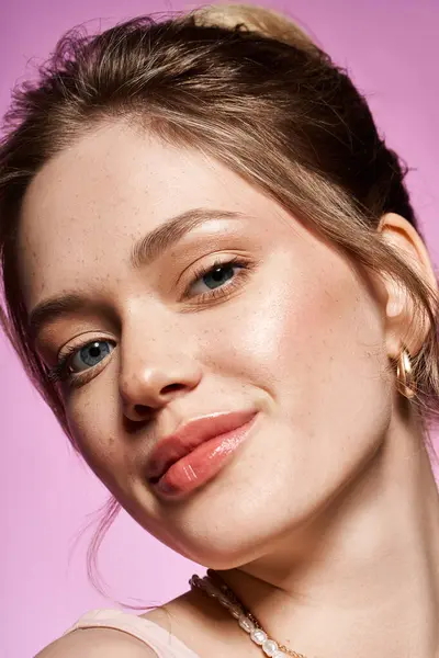 Una joven mujer hermosa posa elegantemente, exudando confianza y encanto en un precioso atuendo de primavera. - foto de stock