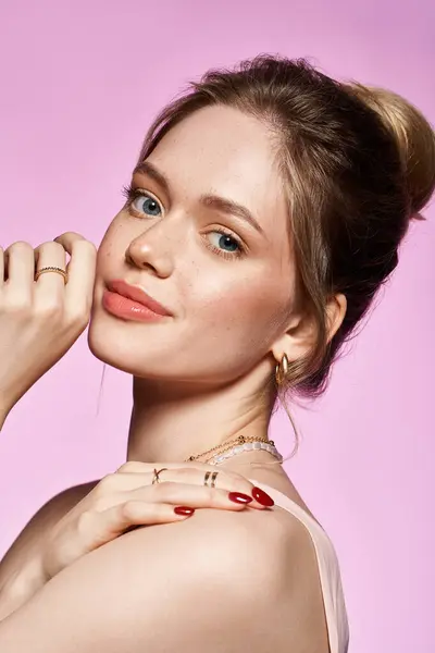 A young woman with striking blue eyes poses in her trendy spring outfit. — Stock Photo