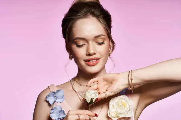 Lovely young woman elegantly poses with flowers while demonstrating chic spring fashion attire. — Stock Photo