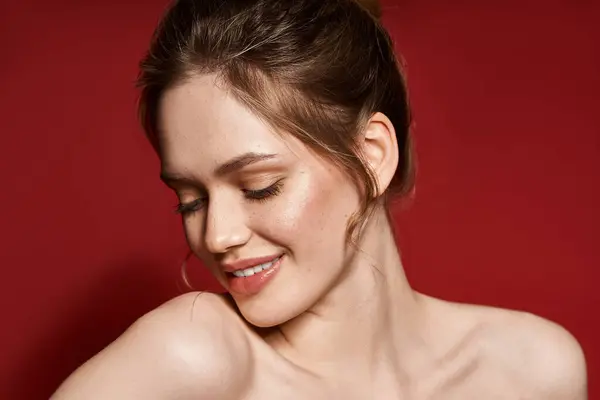 A stunning young woman showcases her graceful beauty with an elegant smile and chic style. — Stock Photo