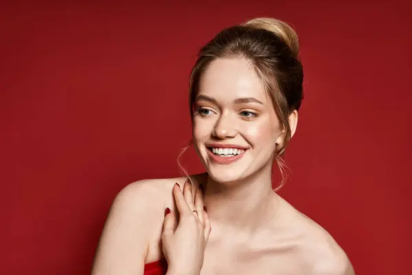 A beautiful young woman smiles warmly, showcasing her stunning style and grace in a chic setting. — Stock Photo