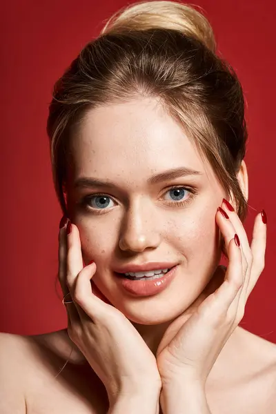 A stylish young woman poses confidently, highlighting her features in a chic and elegant manner. — Stock Photo