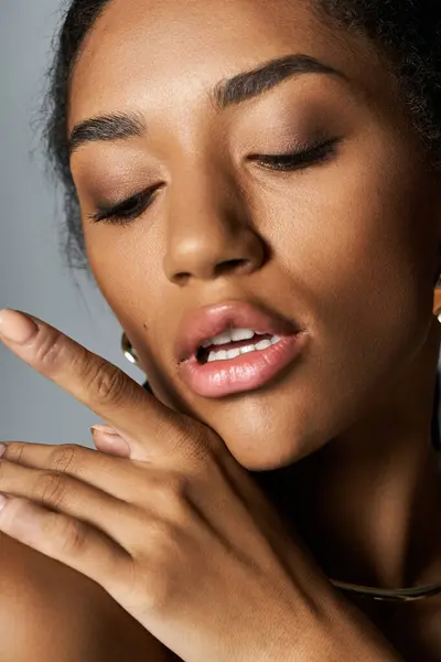 Jeune belle femme respire l'élégance dans le style de tenue chic mettant en valeur l'allure jeune. — Photo de stock