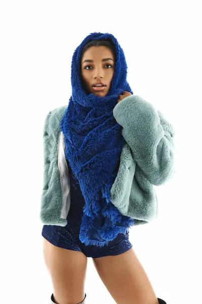 Giovane donna in mostra abbigliamento chic e capispalla alla moda in un ambiente di moda moderna. — Foto stock