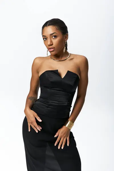 Captivating young woman poses elegantly in stylish attire against a minimalistic backdrop. — Stock Photo