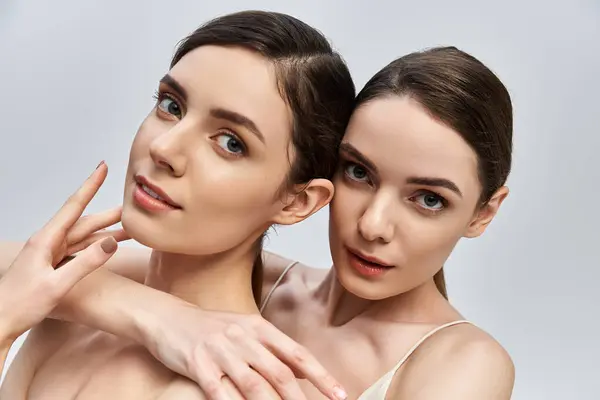 Beautiful twins showcase their unique bond and shared beauty in a modern and stylish studio. — Stock Photo