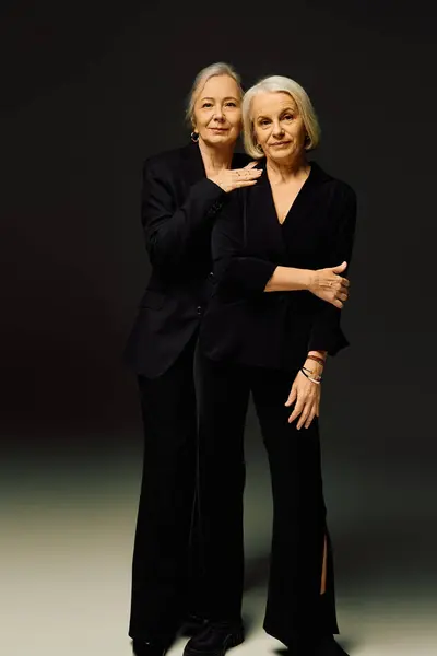 Two stylish women share a moment of affection, exuding confidence and elegance. — Stock Photo