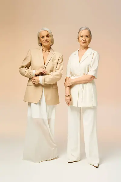 Two fashionable women embrace creativity and romance in an elegant studio atmosphere. — Stock Photo
