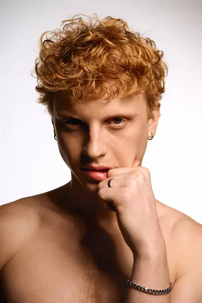 Confident young man with curly hair showcases his fashion sense through his expression. — Stock Photo